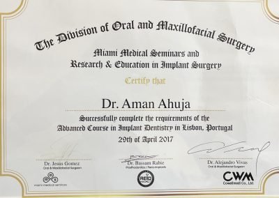 الدكتور أمان أهوجا حصل على درجة الماجستير في طب زراعة الأسنان من جامعة نيويورك