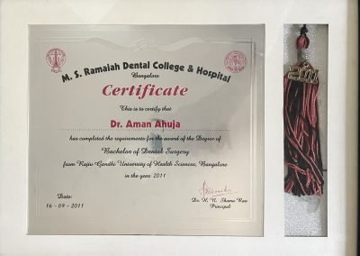 الدكتور أمان أهوجا حصل على شهادة البكالوريوس في طب الأسنان من كلية ومستشفى طب الأسنان، بنغالور، الهند