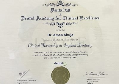 الدكتور أمان أهوجا حصل على درجة الماجستير في طب زراعة الأسنان من جامعة نيويورك