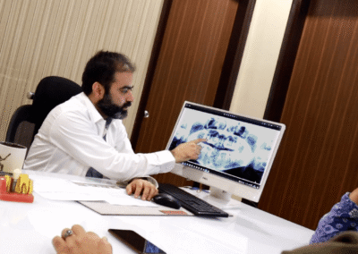 الدكتور أمان أهوجا يوضح كيفية وضع غرسات الأسنان على صورة الأشعة السينية